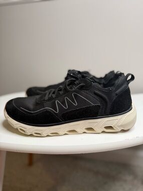 Vionic Nimble Black Sneakers with Cream Sole